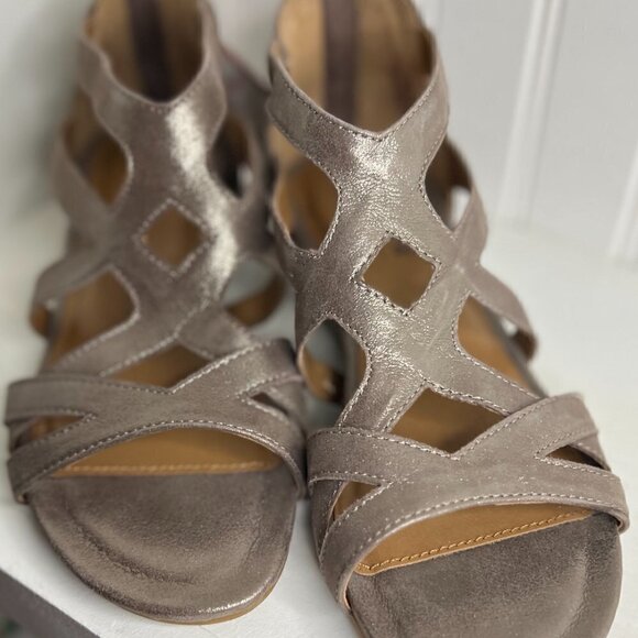 Comfortiva Mayra Metallic Taupe Sandal Size 7.5 - Picture 3 of 7